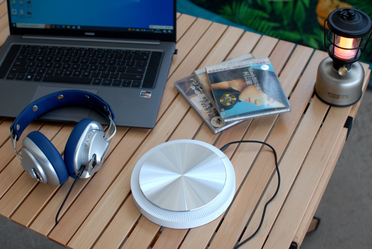 带着露营车出去露营,带着音响去露营