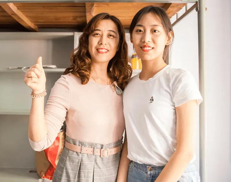 大学女生将用过的卫生巾贴满床，气味很“上头”，室友却忍气吞声