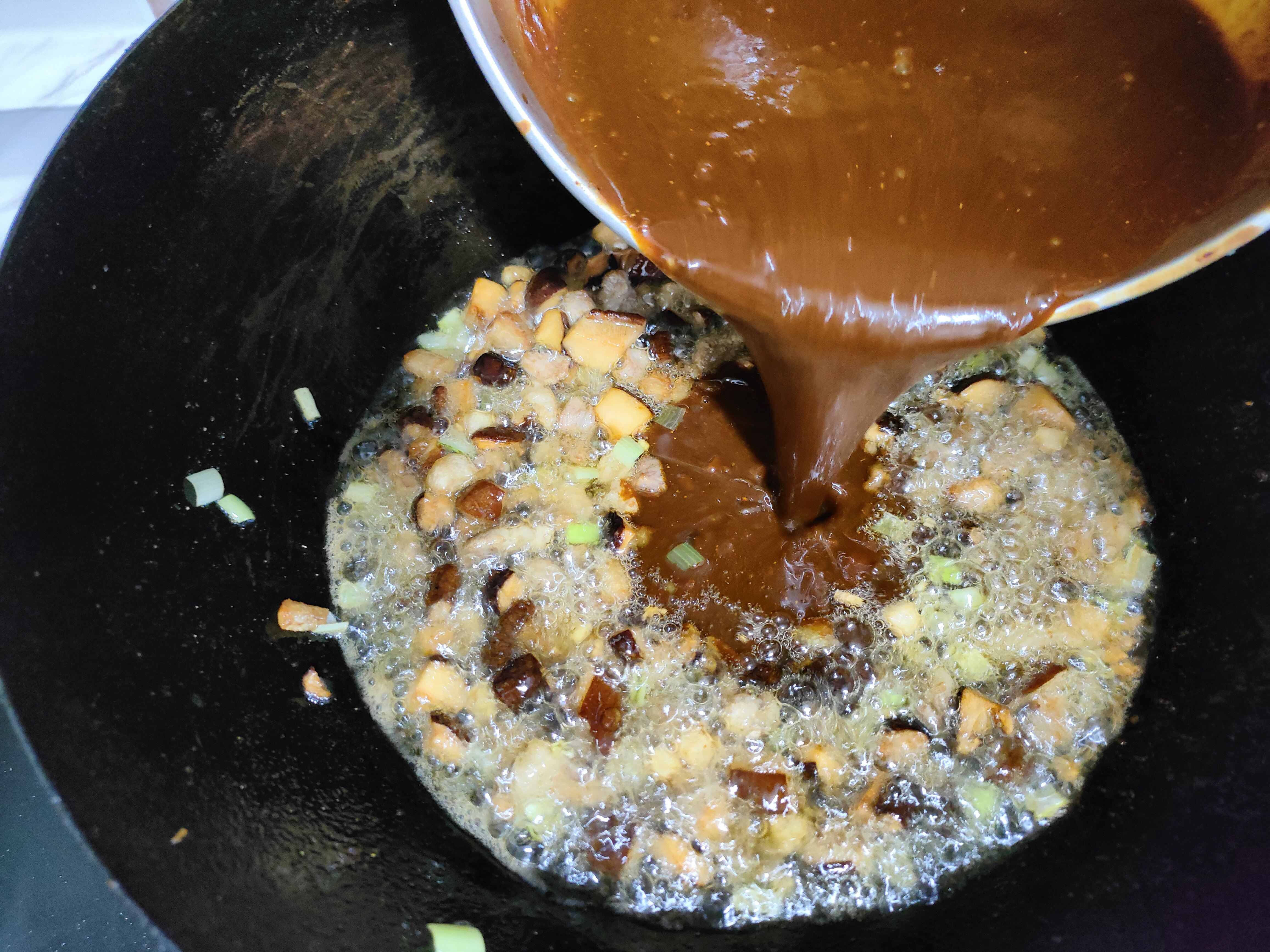 立夏了,这肉酱可以多做点,一周都不坏,拌面、拌饭夹馒头可香了