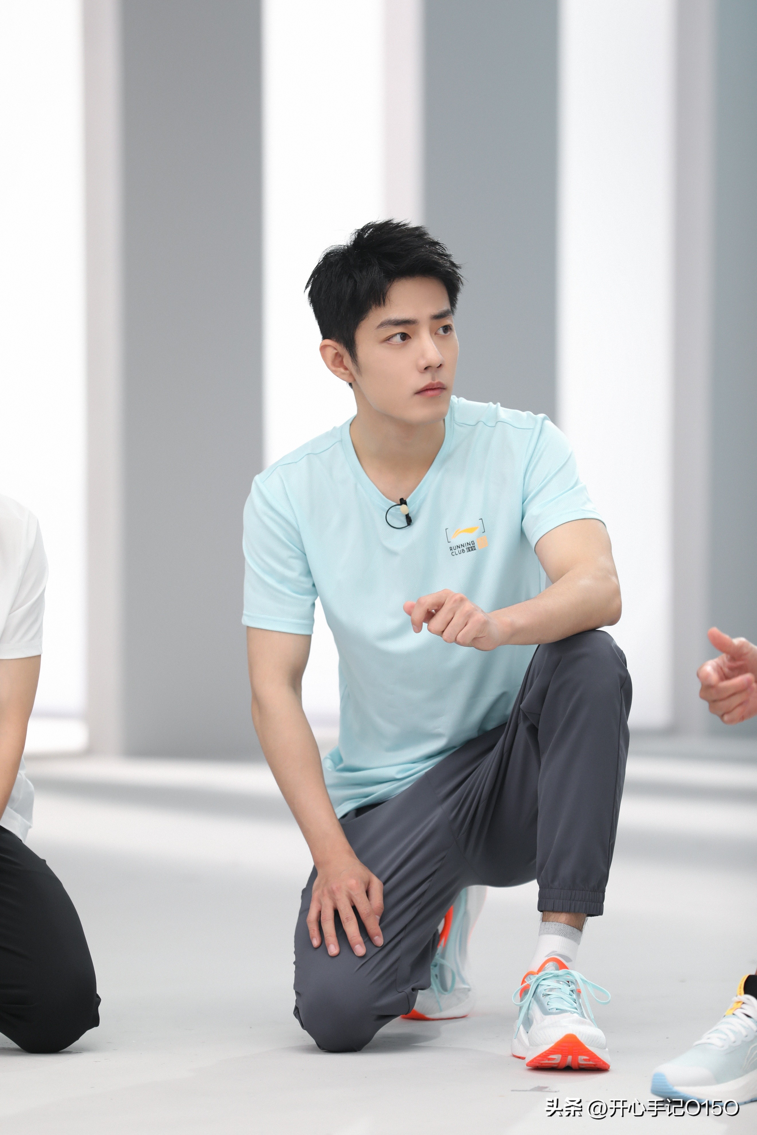 肖战把鞋带系成了死结？粉丝看肖战细节满满，这个窝窝大有说道