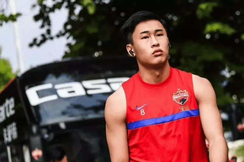 太无耻！深圳队欠薪也不放人，戴伟浚或无球可踢，只因入了大陆籍