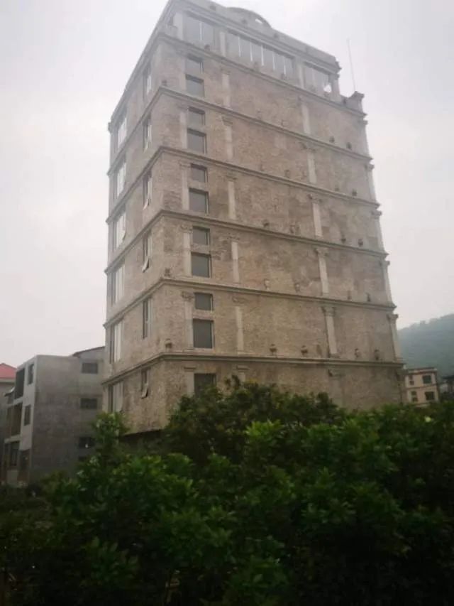 陈建锋创作捐赠的厚油意象油画《荷莲》已为故宫博物院收藏