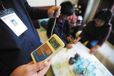 地暖屋里干燥放盆水有用吗,冬天屋内地暖太干