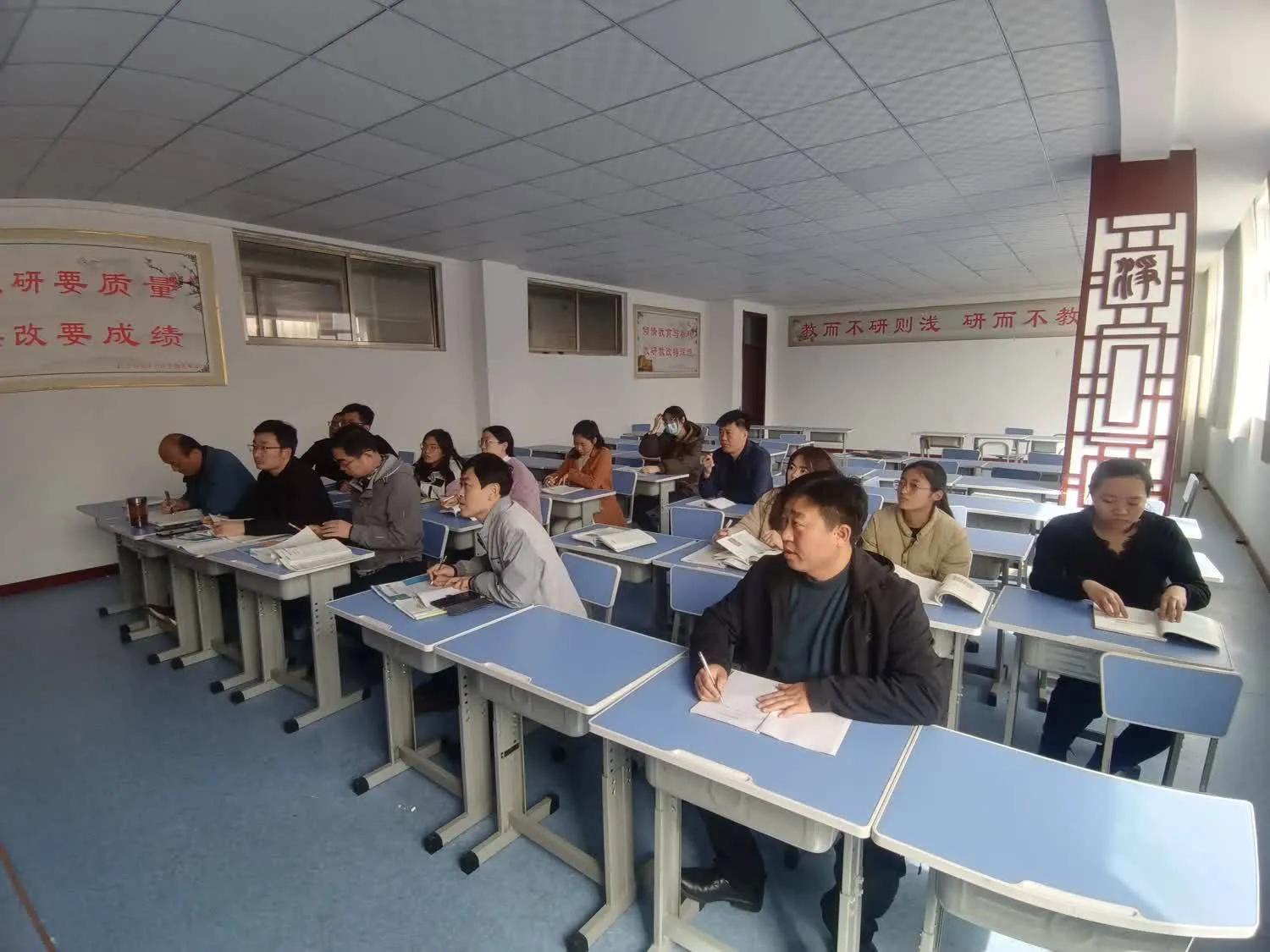 浠庢湰璐ㄤ笂鍋氬埌涓轰汉甯堣〃鏁欑爺鎬荤粨,鍑濆績閾稿笀榄傛暀鐮旇偛鏂颁汉