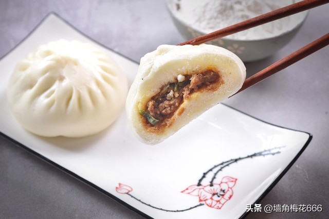 当年我家开饭店，他每天拿着小鱼来换包子，30年后，他又找上门了