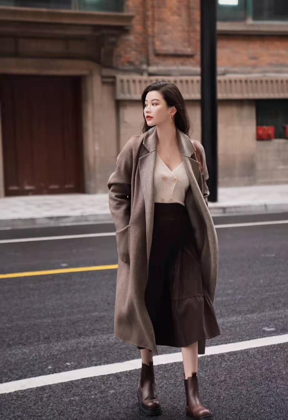 适合四十岁女人穿的马丁靴,秋冬马丁靴长筒靴哪个更时尚