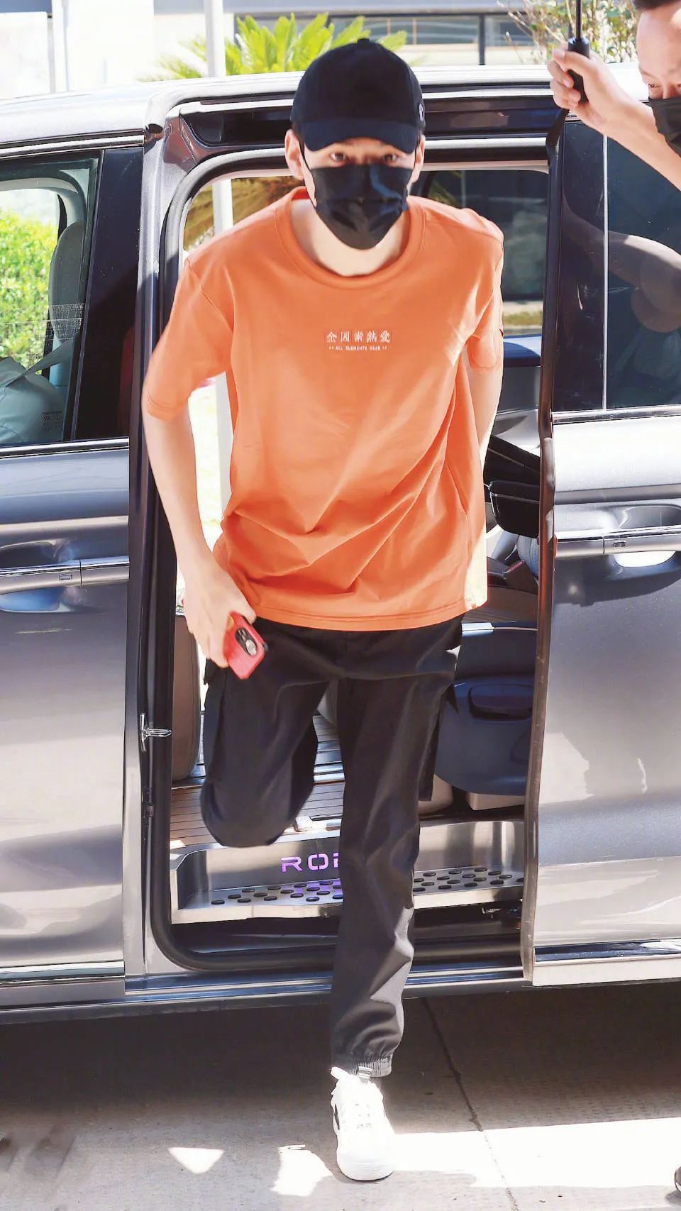 男士橙色系短袖T恤搭配什么颜色裤子既好看又高级还时髦