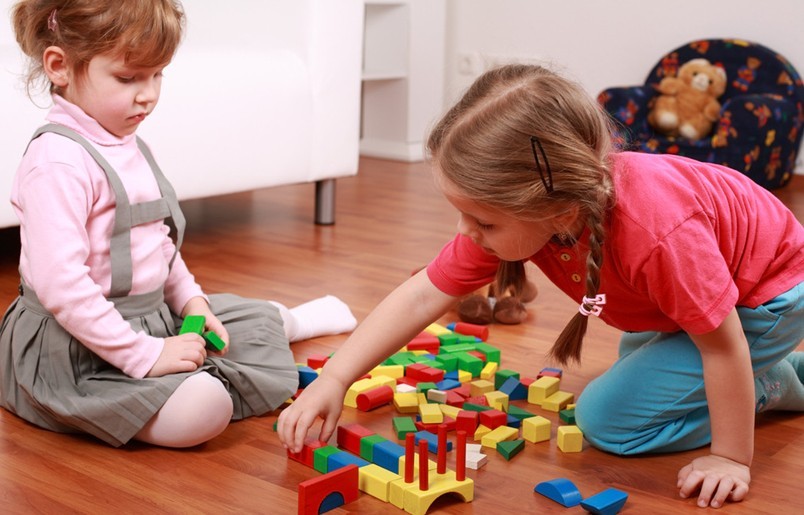 孩子喜欢抢玩具有攻击性怎么引导,孩子抢玩具发脾气怎么反馈