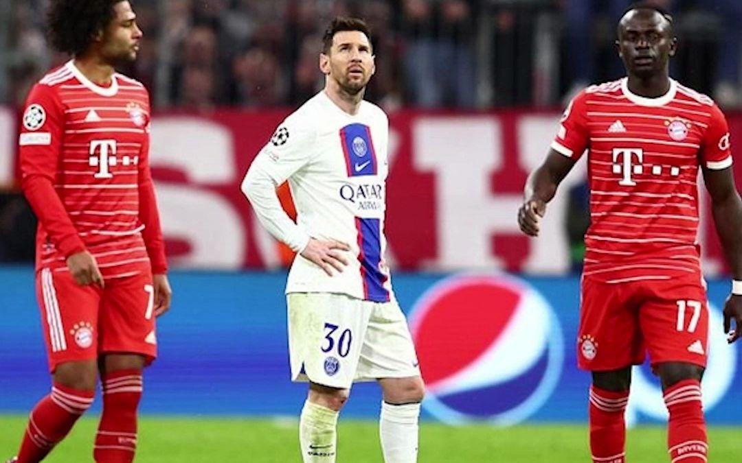 积极回防的右边锋,回防的前锋