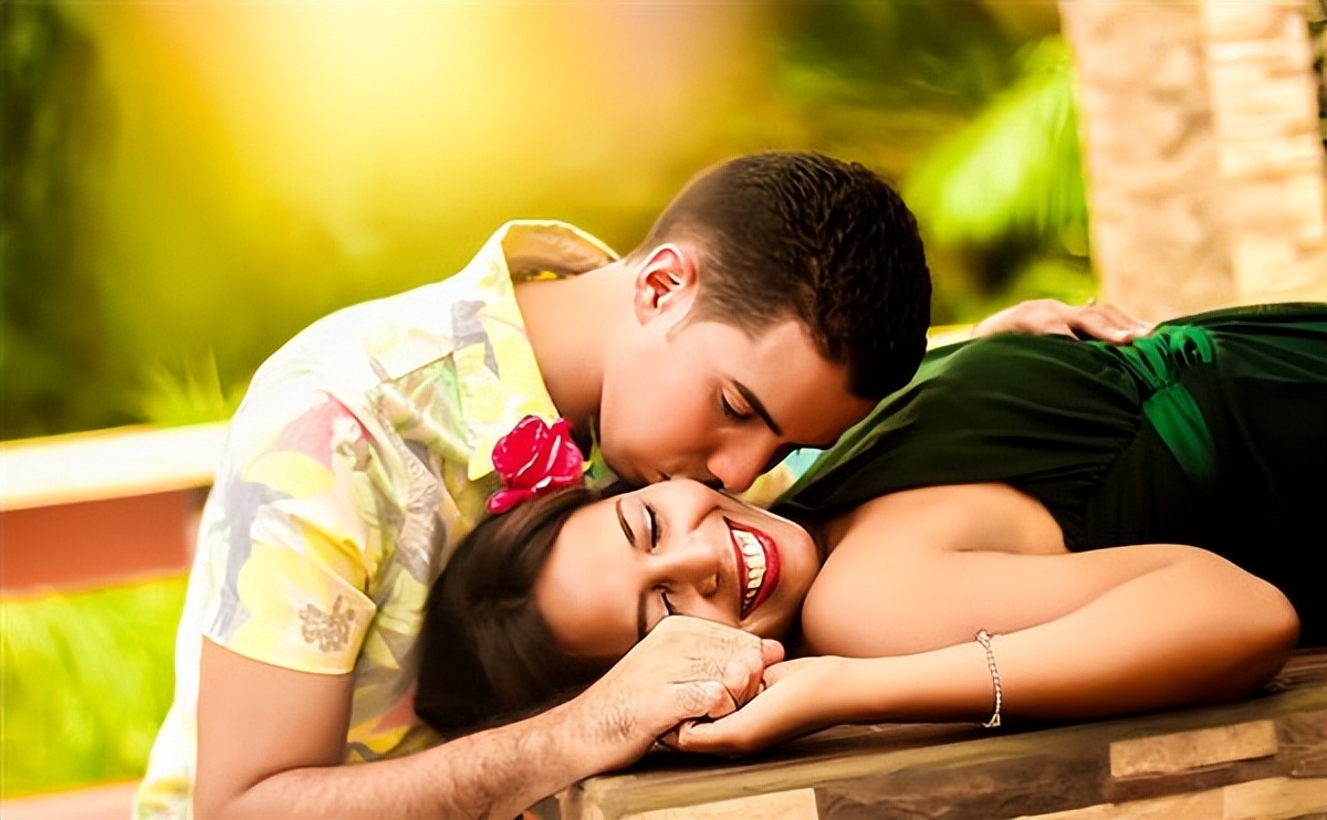 男朋友亲女朋友致耳膜穿孔,情侣亲吻导致耳膜穿孔