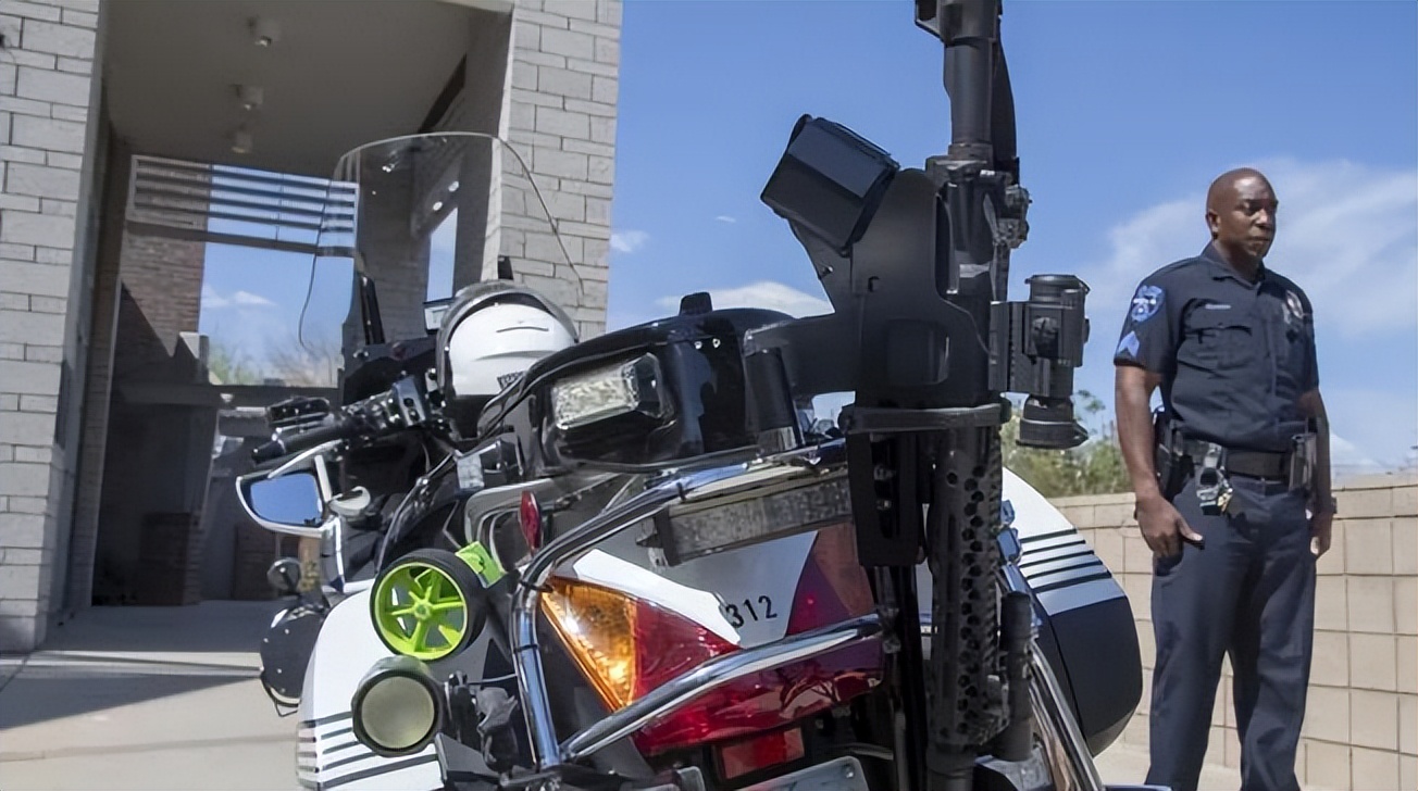 美警与劫匪的军备竞赛：手枪打不过劫匪、巡警配突击步枪