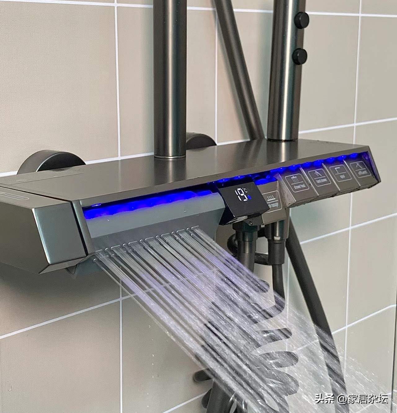 花洒用了三年还能换吗,入住一年的卫生间