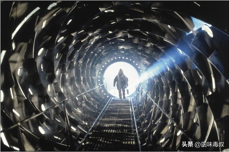 当飞船撞见魔鬼，神学便附体在科学身上