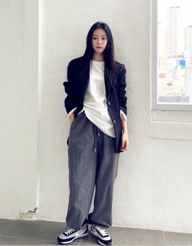 韩国穿搭博主轻熟穿搭 (韩国博主超实用基础款穿搭示范)