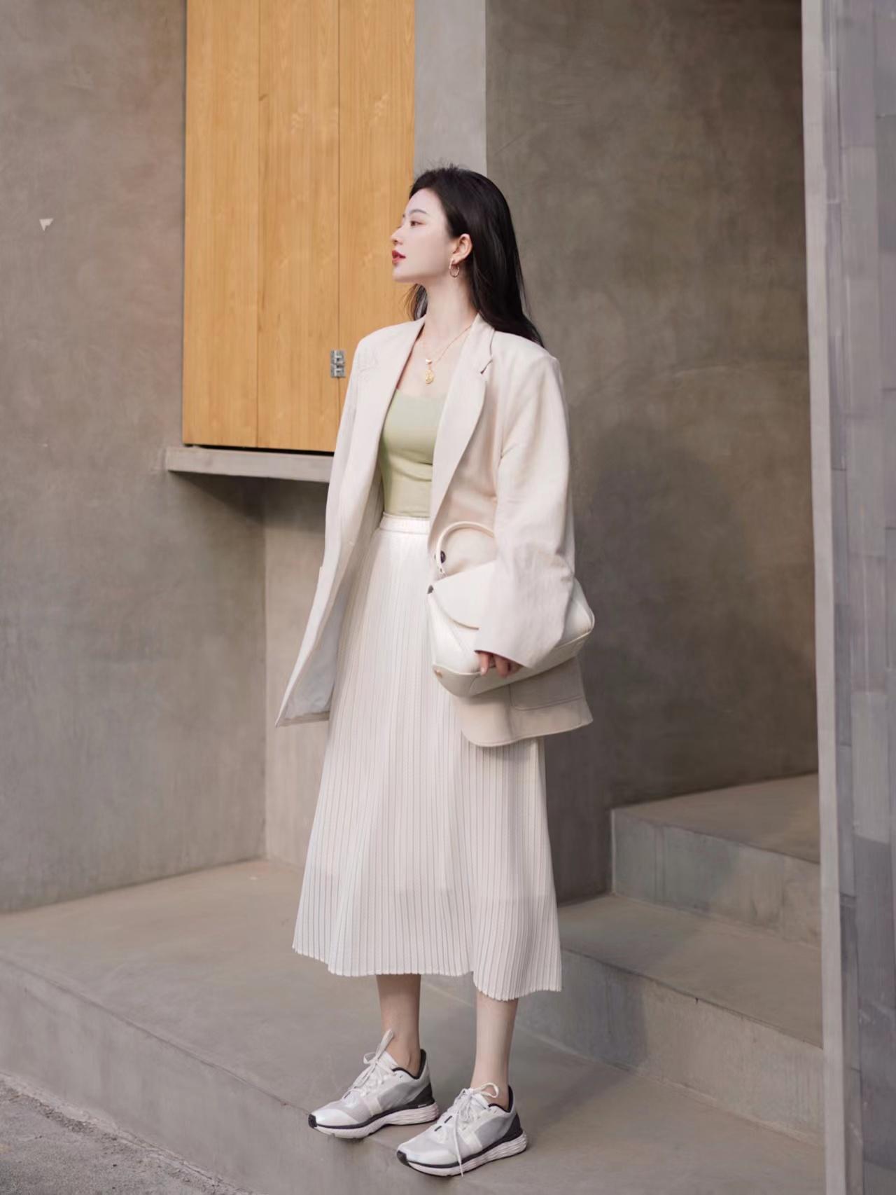 运动鞋搭配什么款式的长裙,这才是大部分普通女孩的穿搭