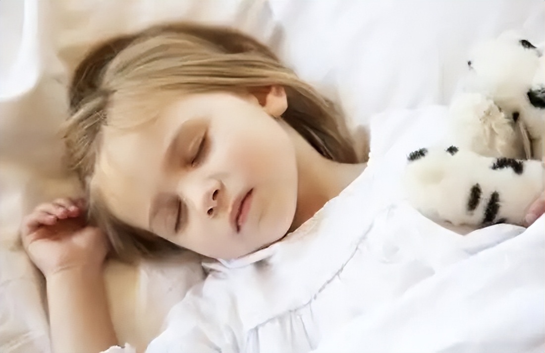 宝宝总是夜醒啼哭怎么回事,宝宝夜里经常哭醒家长们要注意了
