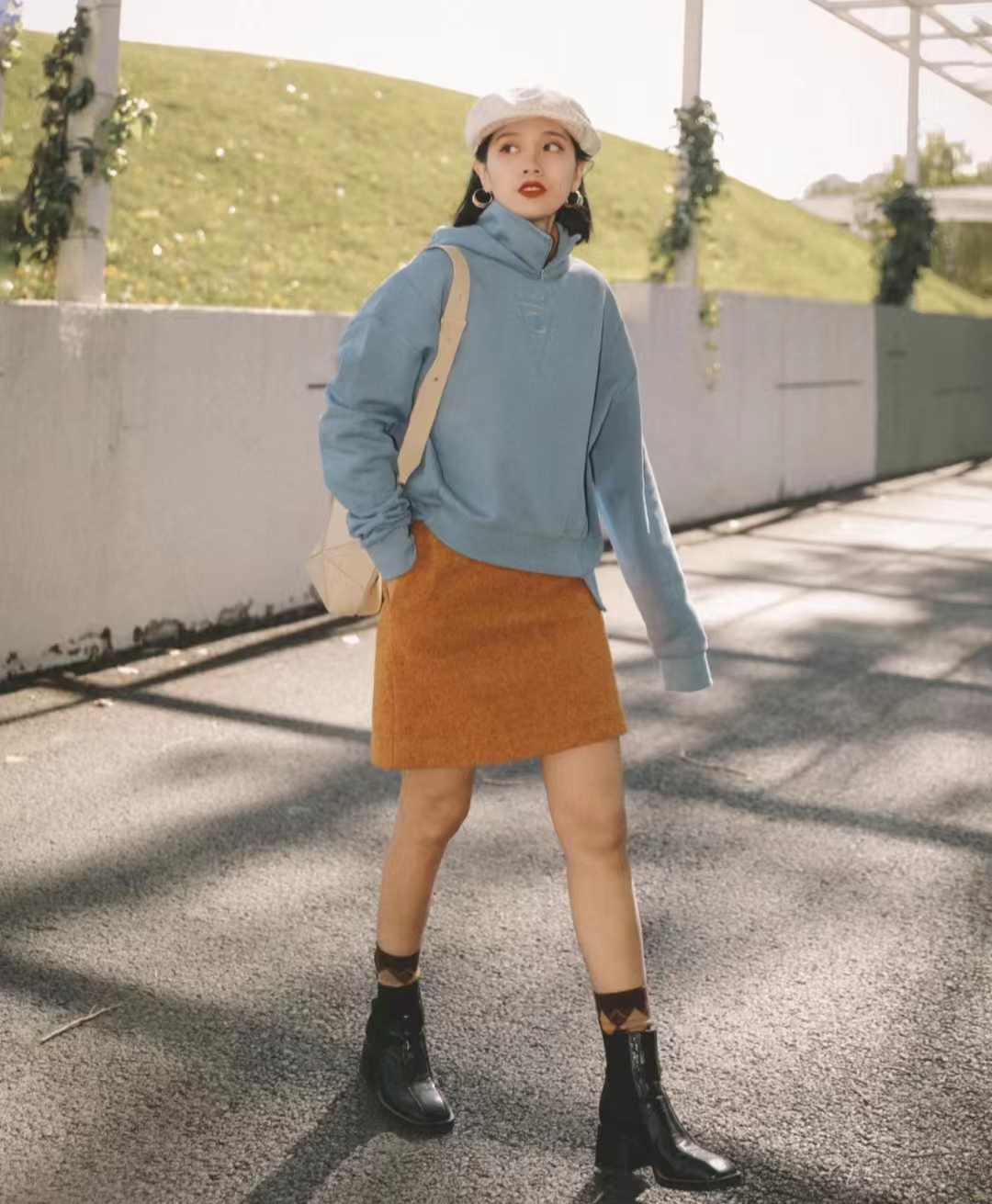 宽松版卫衣搭直筒宽松休闲裤,宽松卫衣怎么搭配裙子才好看