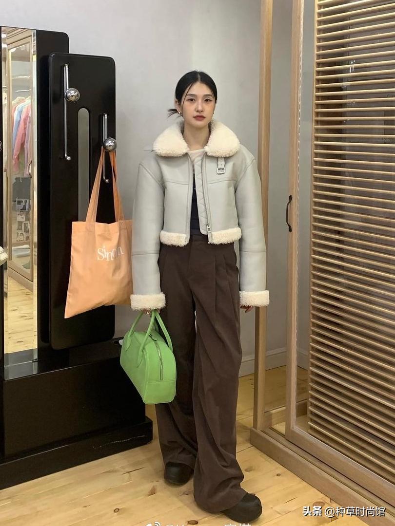 韩国小姐姐冬日穿搭,拜托冬天穿短袖