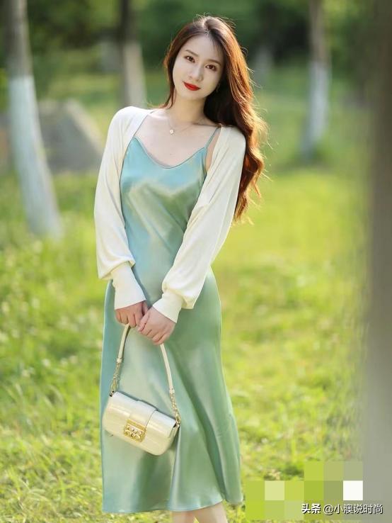 今年超火的裙子叫“凉凉裙”，时髦洋气显高级，扁臀女人都在穿