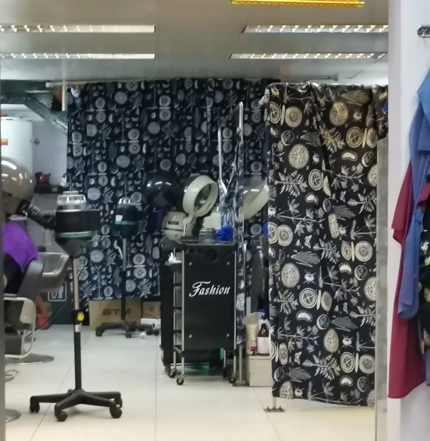 理发店疫情暂停营业图片,疫情下理发店爆满