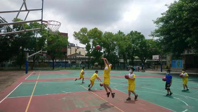 为什么打篮球比踢足球更受欢迎,为什么在中国打篮球比踢足球多