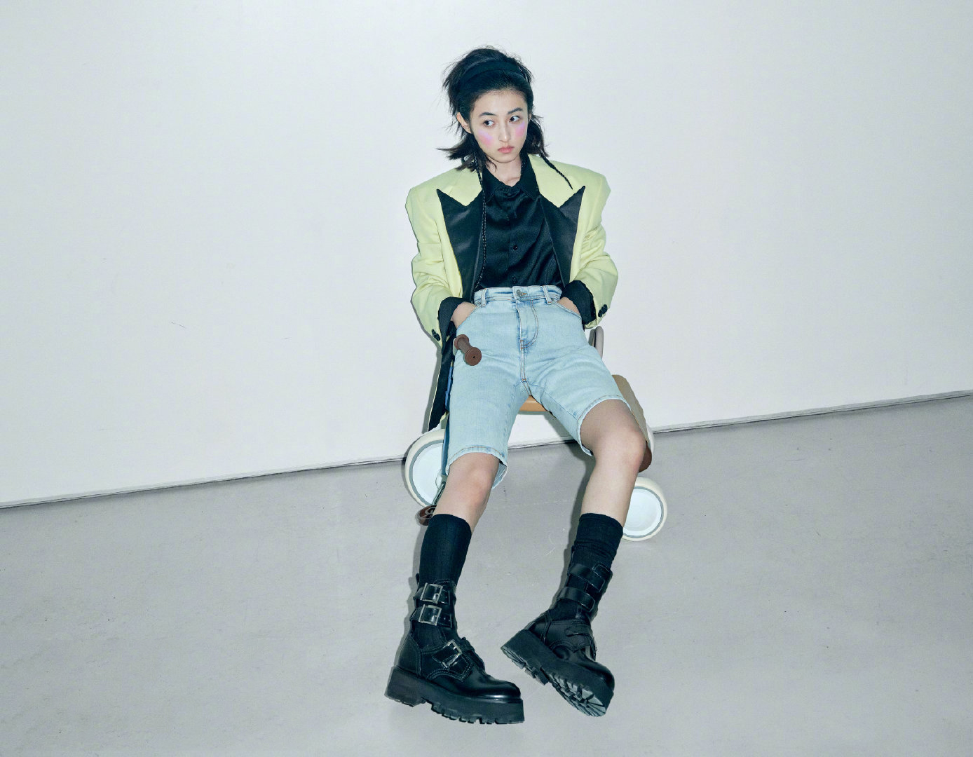 张子枫黑色吊带自拍,张子枫时尚写真照片