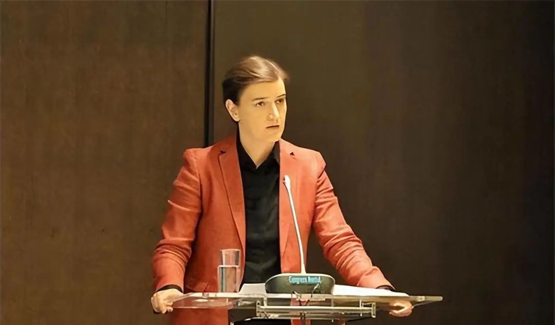 塞尔维亚女总理，比男人还帅气，和同性太太秀恩爱，靠试管生儿子