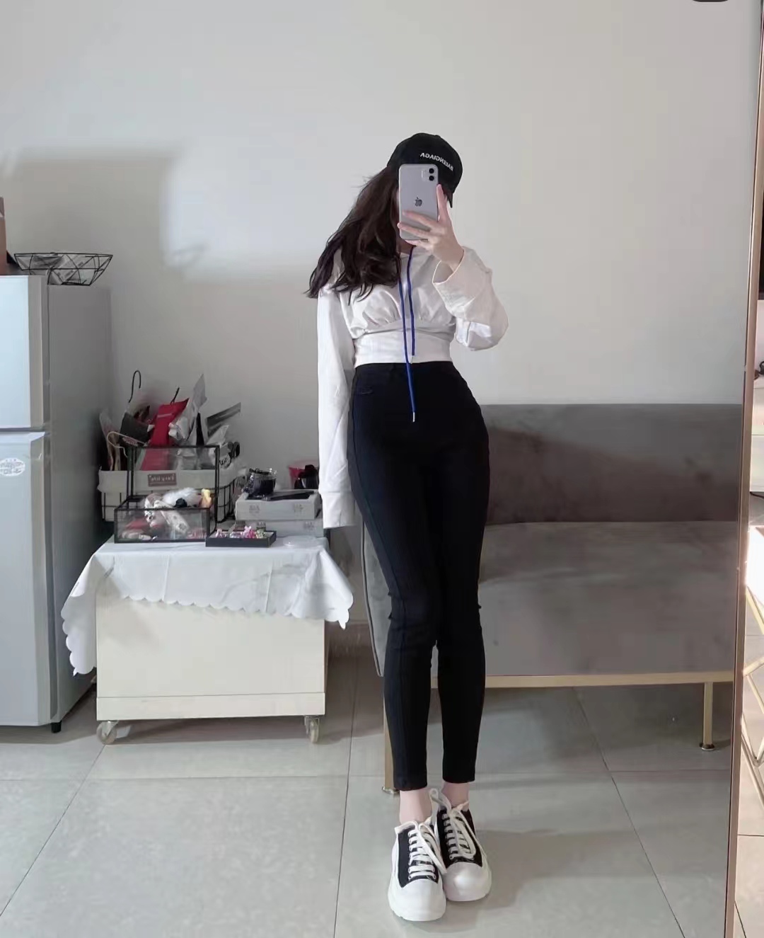 卫衣搭配什么裤子穿起来比较好,卫衣怎么同外套搭配才好看