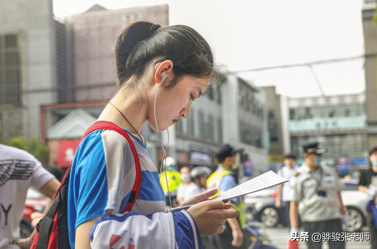 十大“铁饭碗”有排名，官本位根深蒂固，电网及文职为何靠后了？