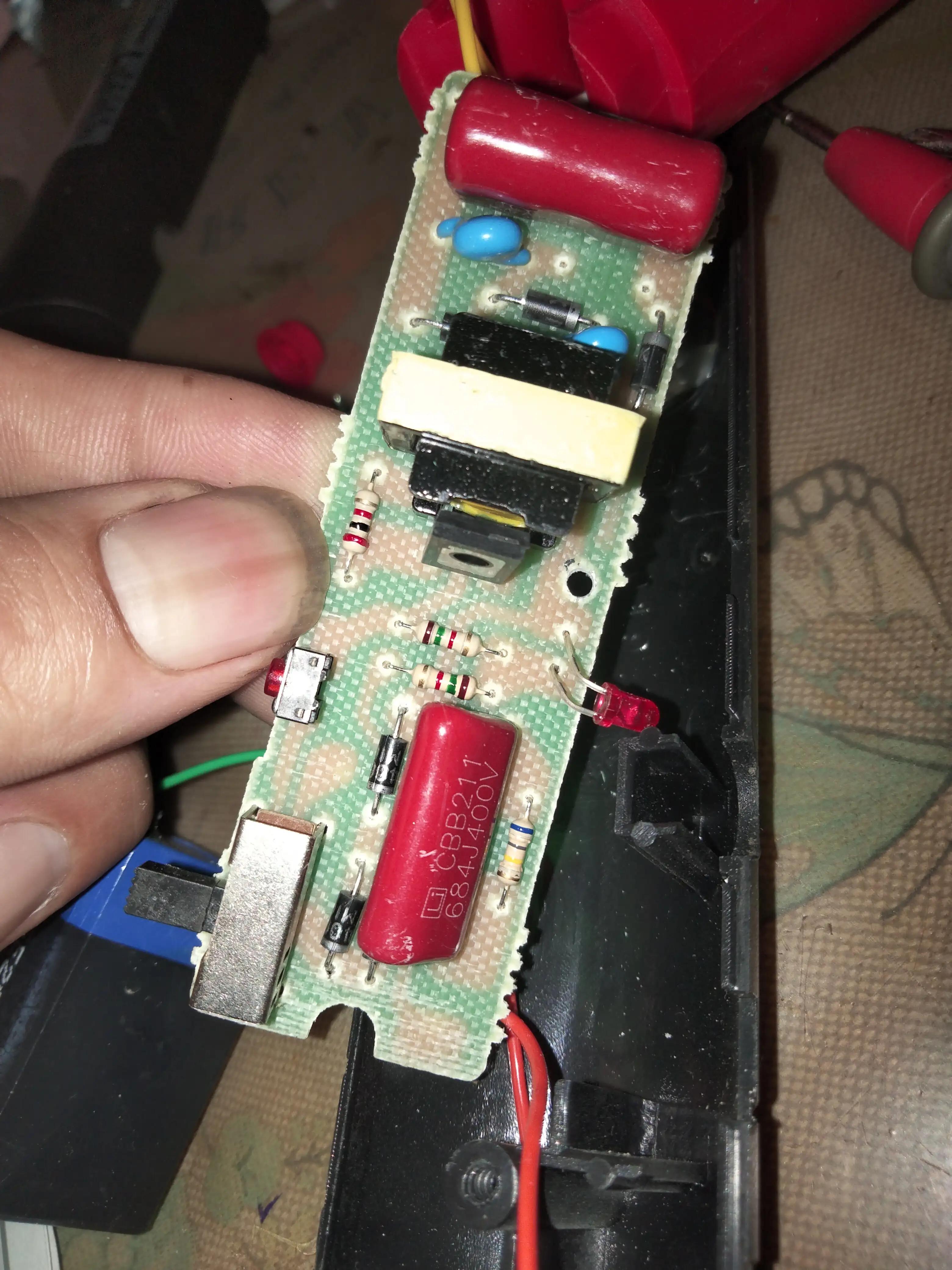 插头圆形电蚊拍怎么充电,电蚊拍充电线怎么连接