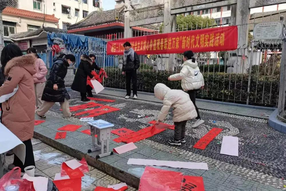邓州市城区第一小学校：春联送祝福齐心筑和谐