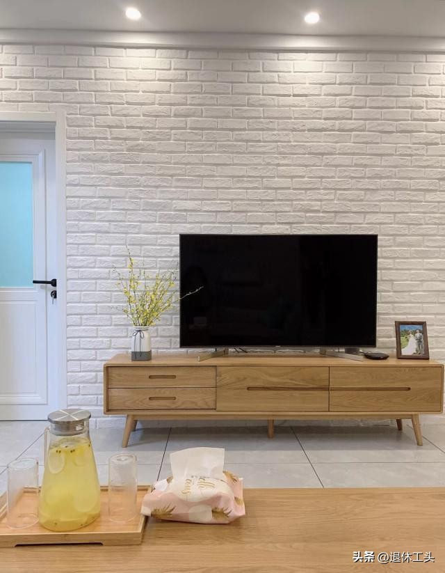 电视机是挂的好还是放在柜子上好,电视机挂在墙上好还是做柜子上好