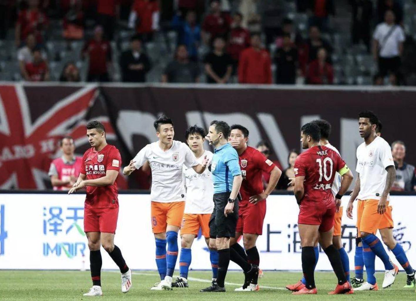 张卫搬腿踢球,张卫搬腿算不算犯规