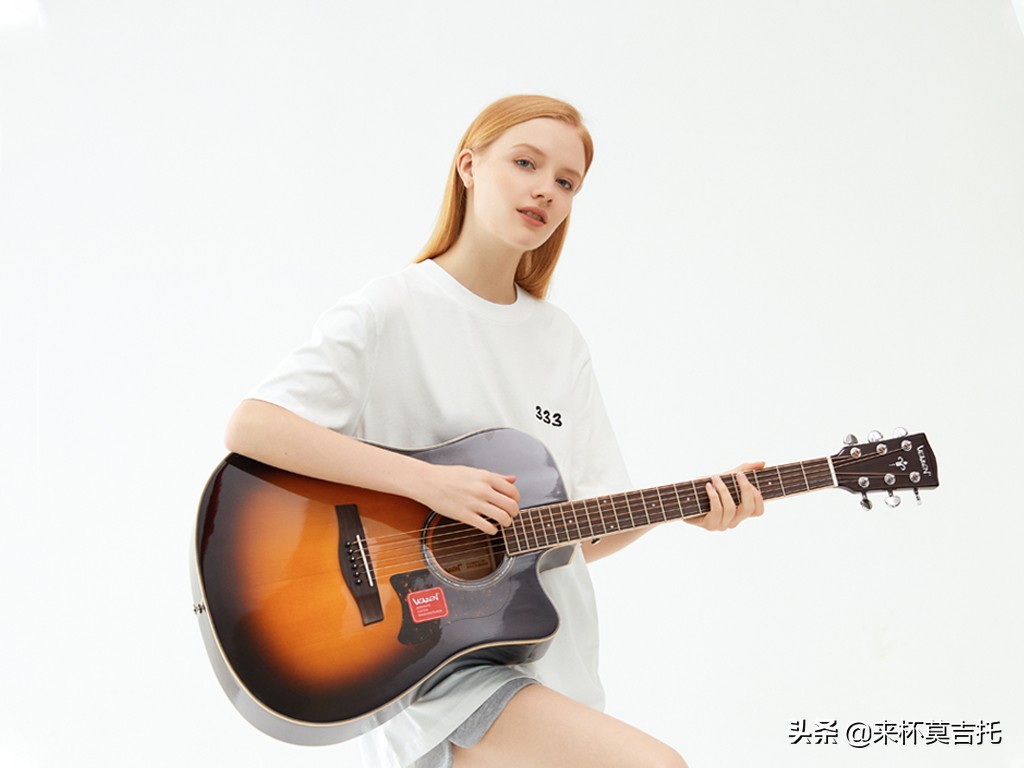 新手入门吉他怎么选择,新手入门吉他怎么选好弹的曲子