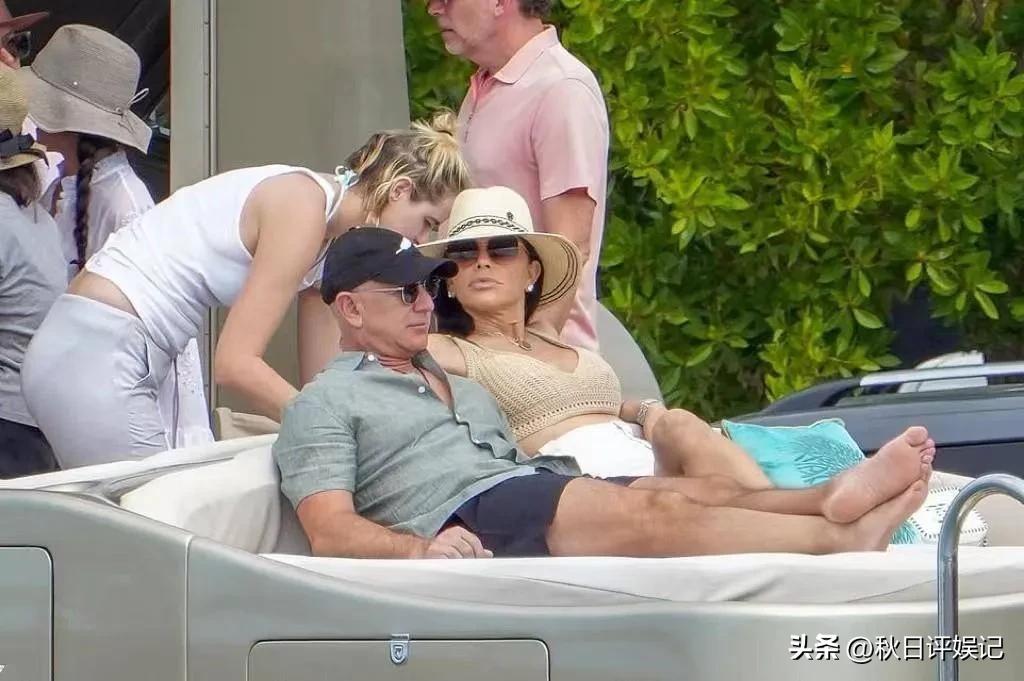 贝佐斯和桑切斯在游艇,贝佐斯乘5亿美元豪华游艇出海