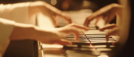 学习钢琴是应该五线谱还是简谱,成人学习钢琴是学五线谱还是简谱