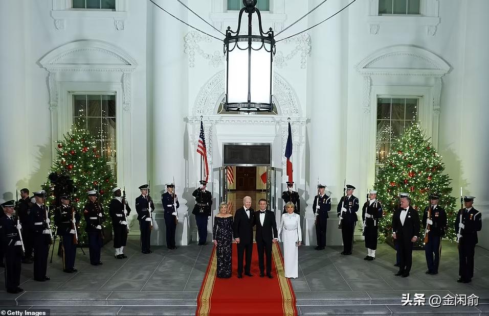 马克龙夫妇携手并肩,马克龙与妻儿出席活动