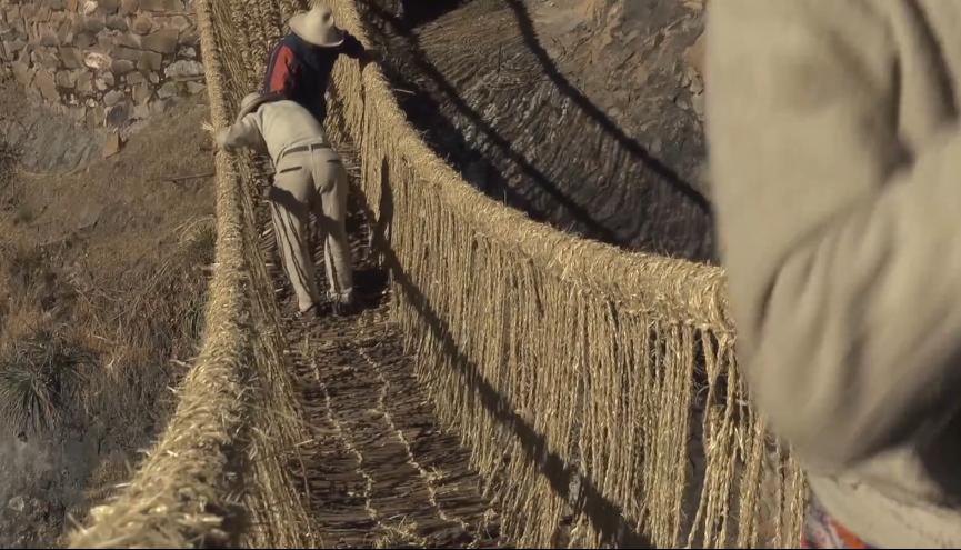1000人用野草编织30米长的吊索桥，三天完工，每年都要换一次新桥