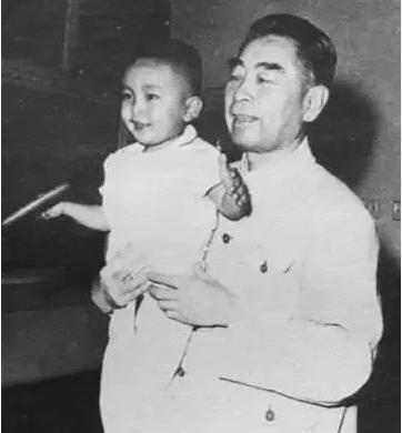 周恩来年轻时非常帅气，为何他却从28岁开始，留起了难看的大胡子