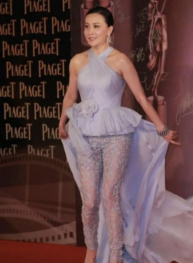 黑丝、抱胸、裸身，娱乐圈没被扒出的“*裤底**”，全在时尚周暴露了