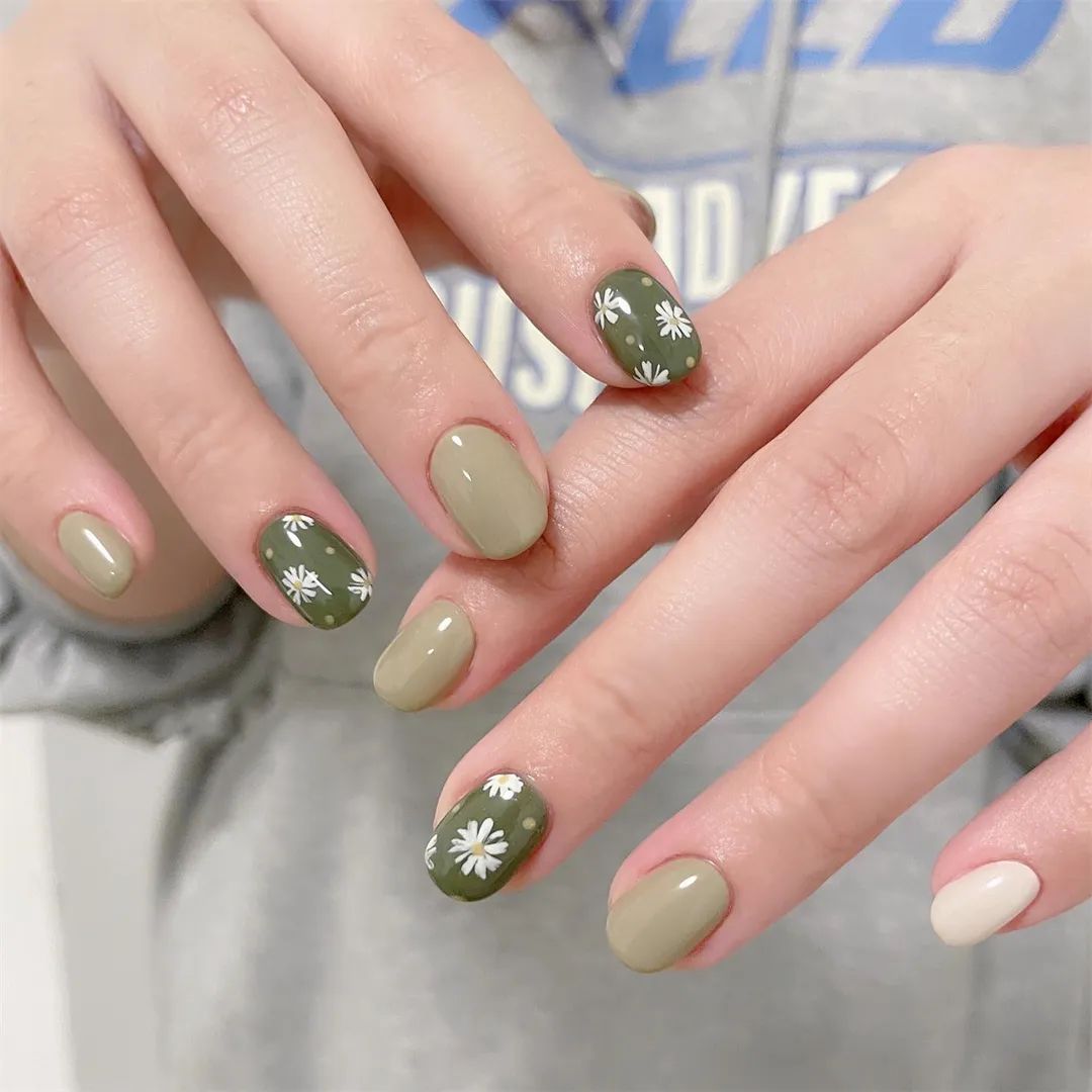 秋冬纯色美甲显白高级跳色高清,夏日美甲显白短甲可爱卡通儿童