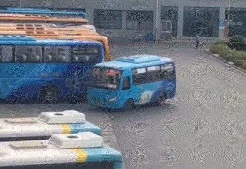 姑娘下次自拍的时候整理一下房间吧，你的秘密都被大家发现啦