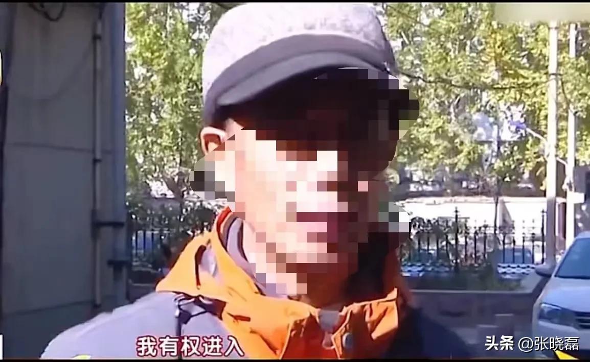 济南，装修工人的工钱被拖欠，怒砸业主新房瓷砖，直言钱不给装修别想留下！女业主大喊委屈