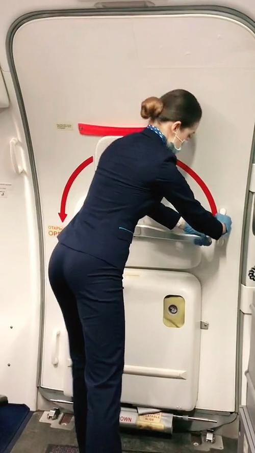 空姐关舱门你觉得哪个力气最大,空姐关闭舱门为什么一步一步来