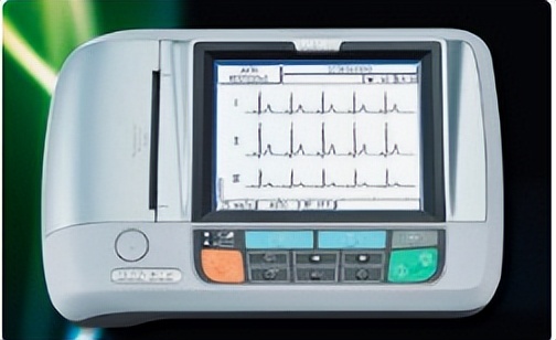 电极作为连接人体与仪器的桥梁，对通道心电图仪有何影响？