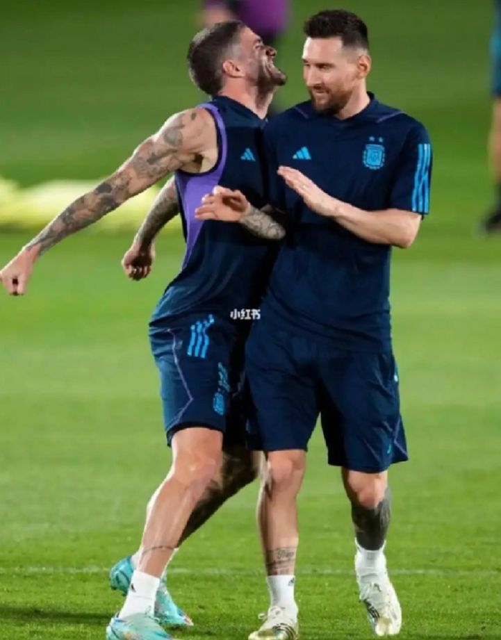 阿根廷全队亲吻大力神杯,阿根廷全队拥抱梅西图片