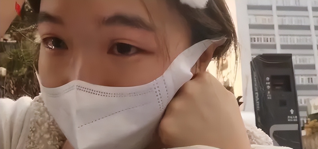 失业女生摆摊崩溃却登上热搜,女子失业摆摊一天挣5元痛哭