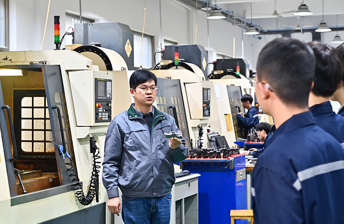 高职学校学什么专业吃香,现在高职学什么专业吃香