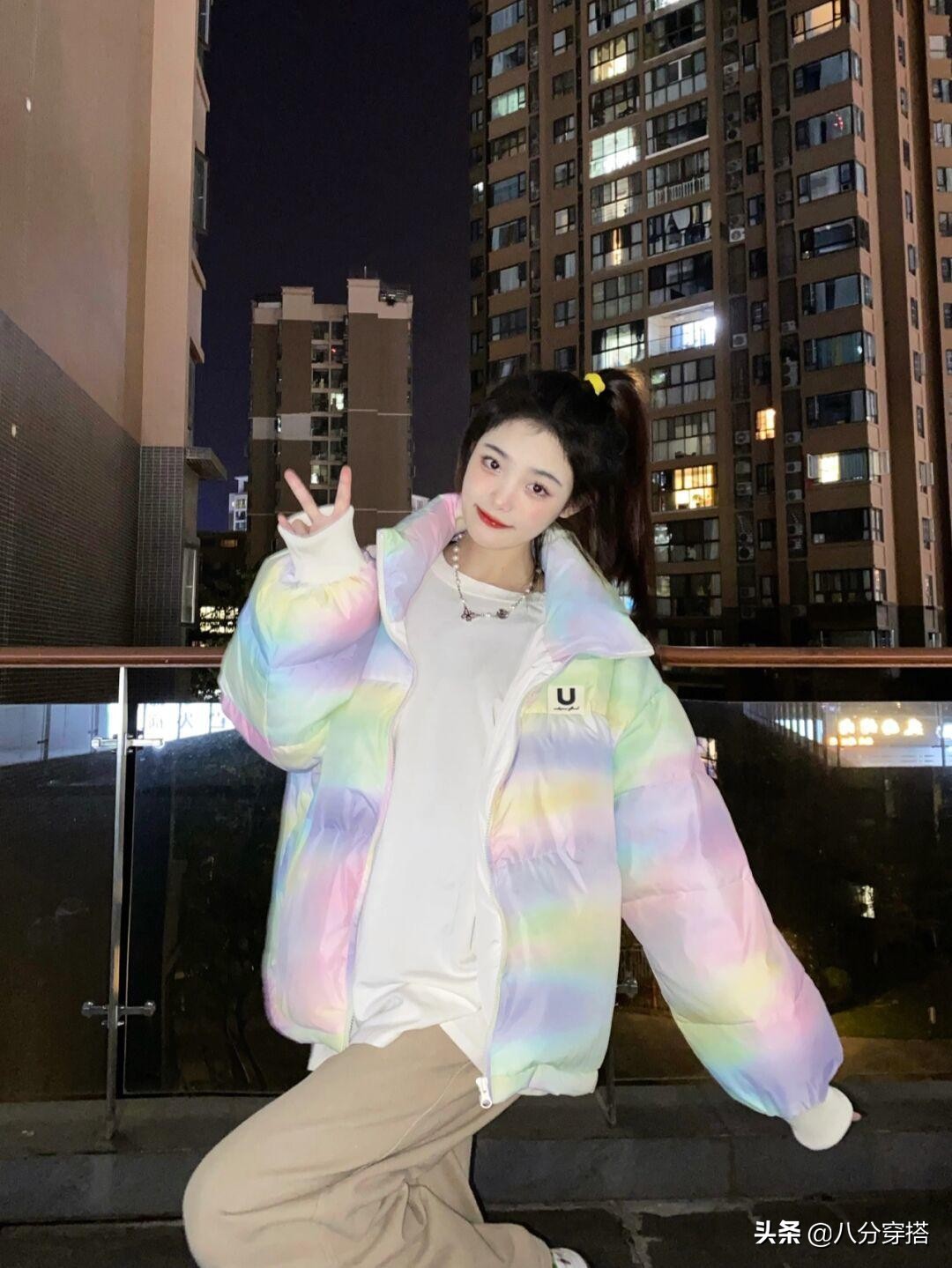 小个子短款羽绒服配什么裤子好看,小个子白色短款羽绒服