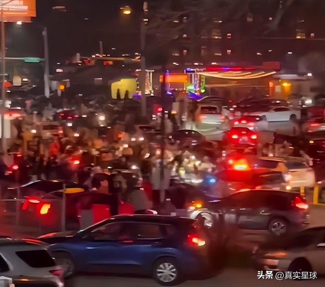全美愤怒！得州首府越发混乱，飙车者堵路纵火，网民：都怪民主*党**